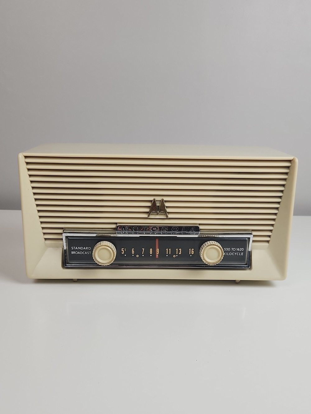 1950s Vintage Motorola 6T26W Bakelite AM Radio